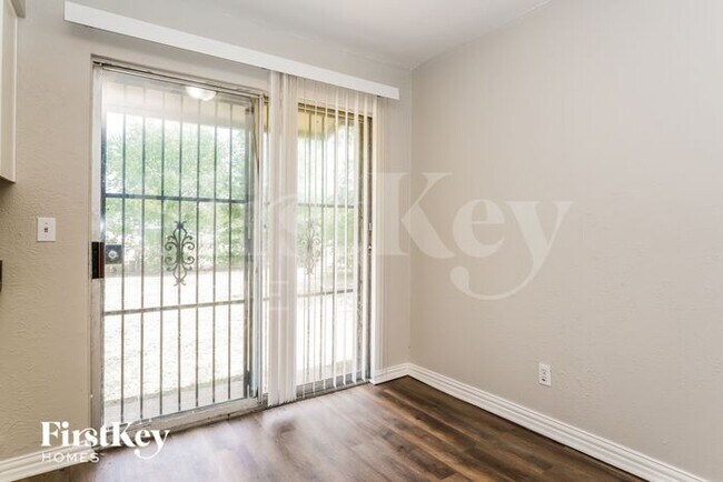 Foto del edificio - 6530 Gentle River Dr