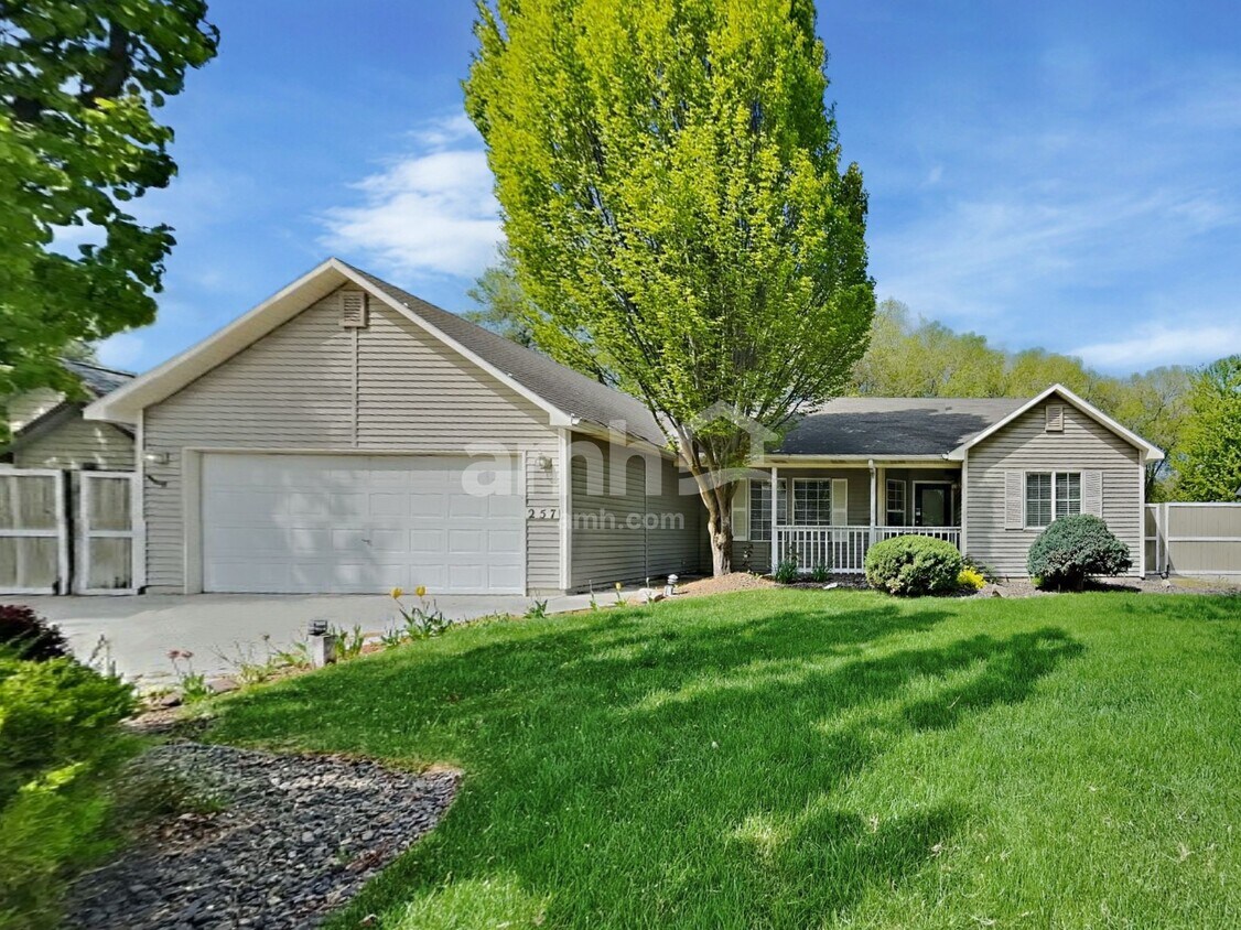 Foto principal - 257 S Delphinium Ave