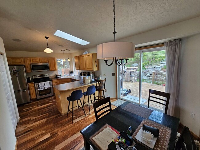 Building Photo - 4 bed/ 3 bath rental with a hot tub!