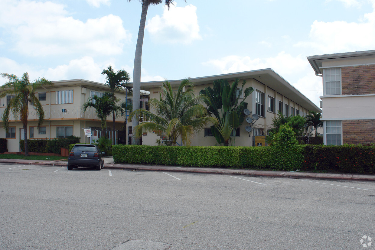 Primary Photo - Oasis Apartments