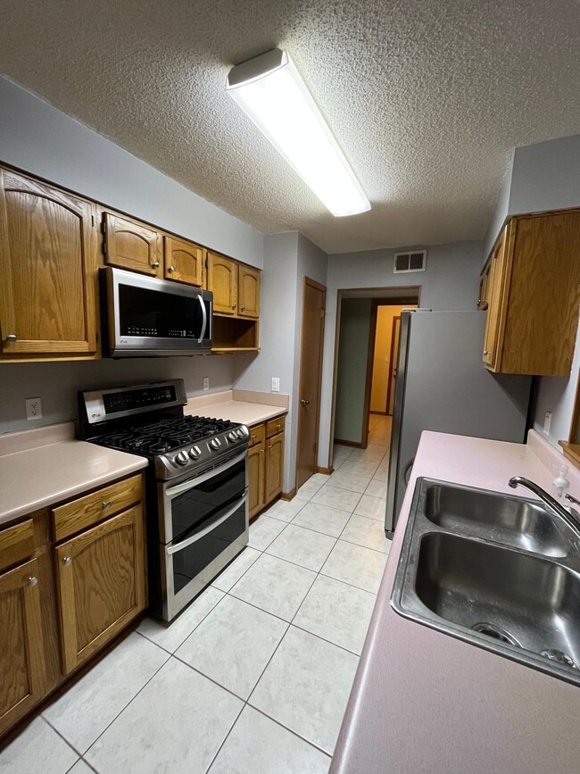 Building Photo - 3945 Balsam Dr