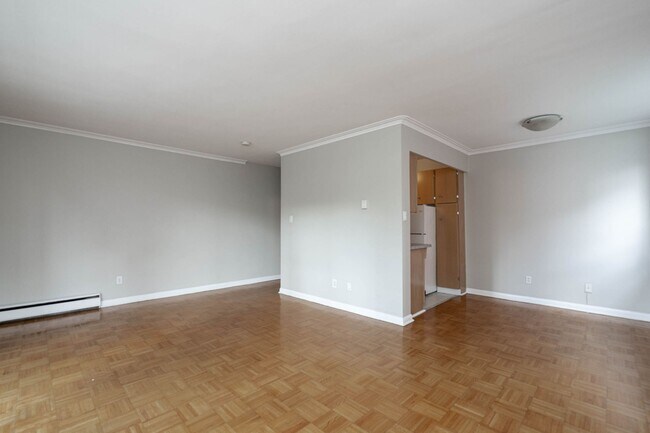 Photo du bâtiment - 365 Eglinton Ave E