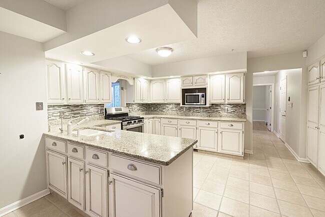 Building Photo - Spectacular 4BD/3.5BA Home in Willoughby!