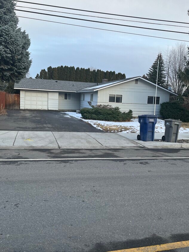 Foto principal - 210 S Willow St