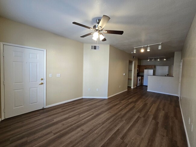 Foto del edificio - 1 bed, 1 bath condo with 2 car garage!!!