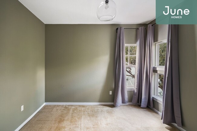 Building Photo - Queen room in 5-bed/2.5-bath Home