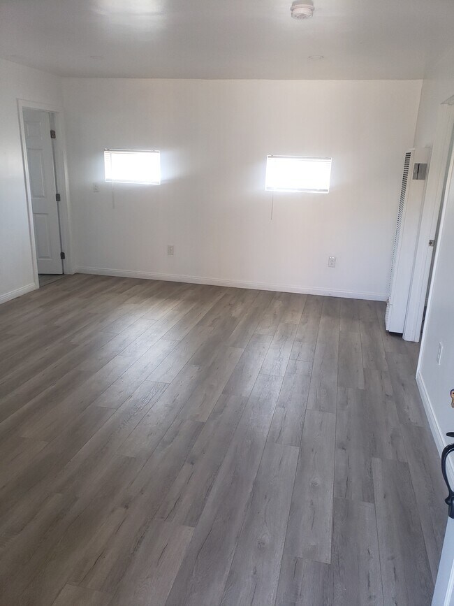 Foto del edificio - 1540 W 58th St