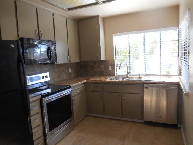 Building Photo - 402 Colony Cove Dr