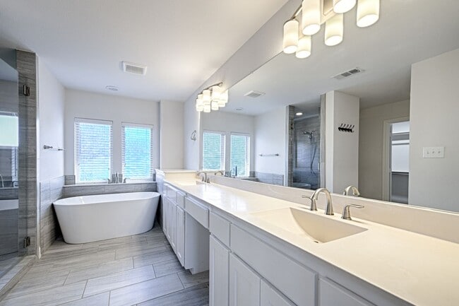 Building Photo - 4524 Del Rey Ave