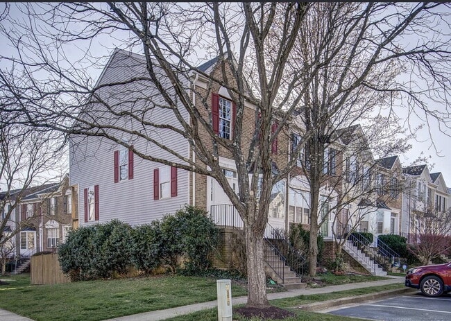 Building Photo - 4BD/3.5BA:  Spacious End Unit, Brick Townhome at the Knolls in Crofton.