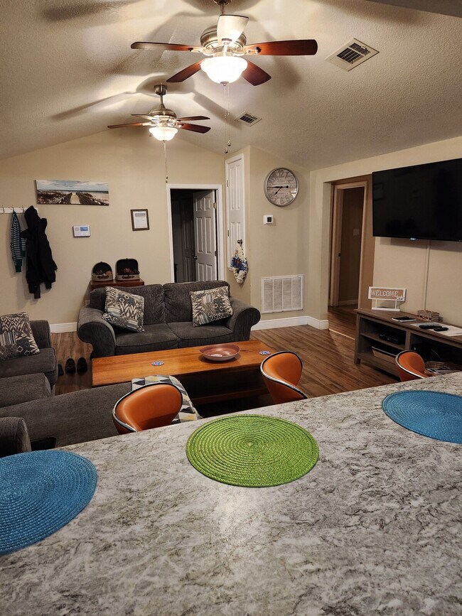 Foto del edificio - 1106 Fournier Ave