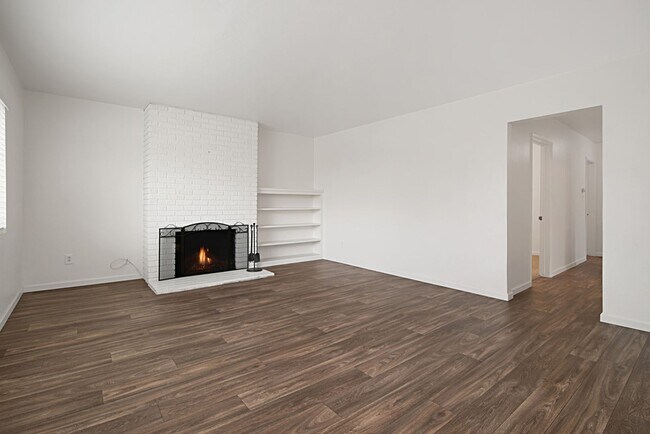 Building Photo - Desirable Pacific Beach House 2 Bdrs Plus ...