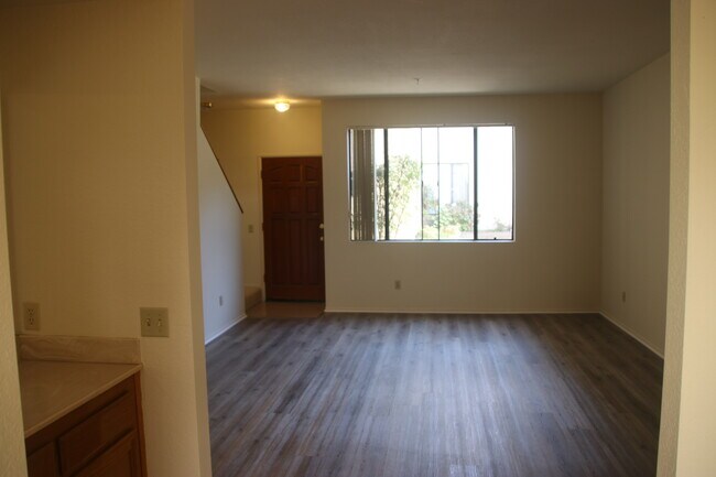 Building Photo - 460 S Oakland Ave