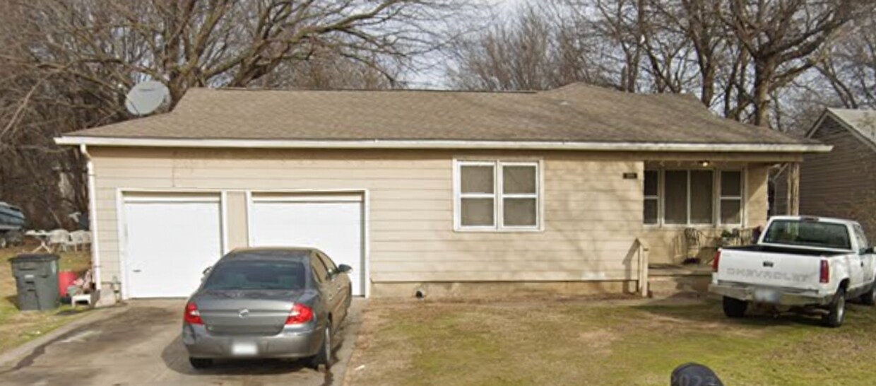 Primary Photo - Spacious 4-bedroom, 1.5-bathroom house... ...