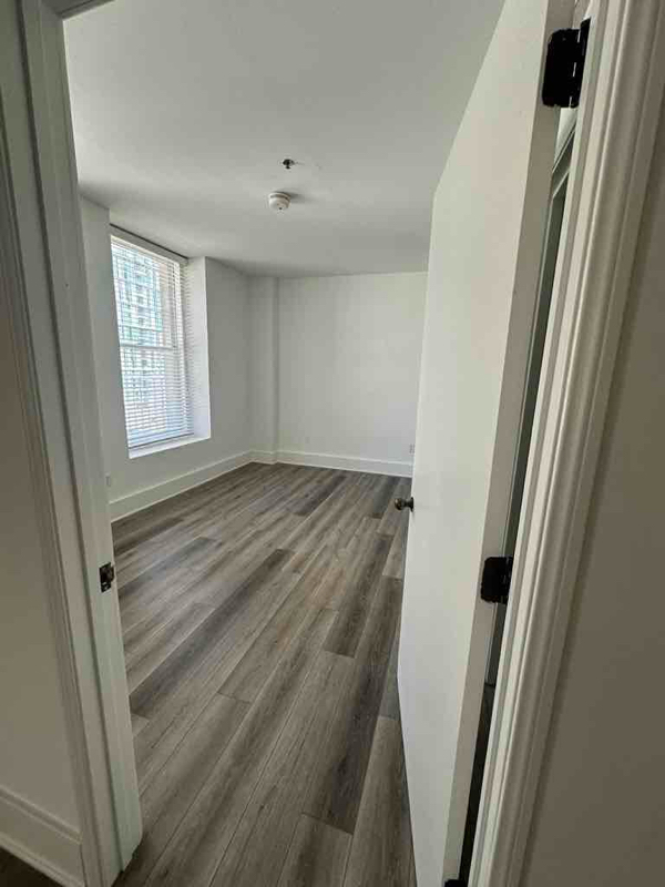 Building Photo - 810 Flower St