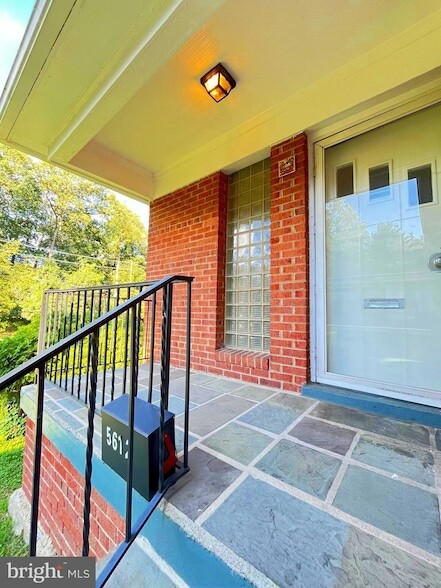 Foto del edificio - 5612 Massachusetts Ave