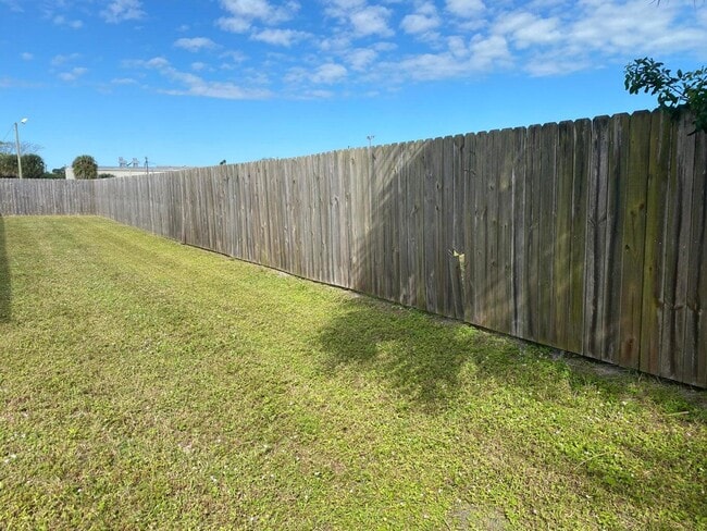 Building Photo - 837 Hickory St