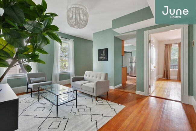 Building Photo - ROOM ONLY in 4-bed/1.0-bath Home