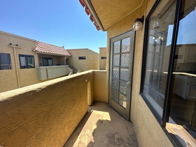 Building Photo - Charming 2B/1BA Second Floor Condo in Nort...