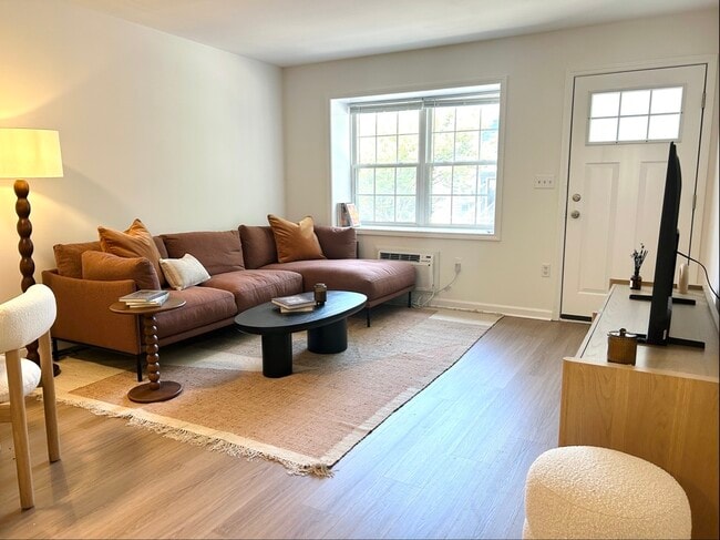 Bright, airy living with all-day sun - Everbend