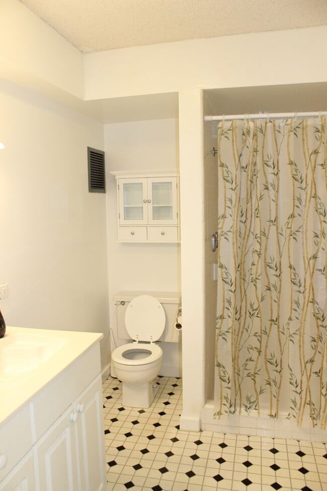 Building Photo - Punahou Gardens Penthouse House Studio - E...