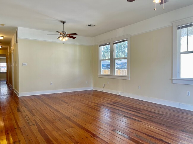 Building Photo - 5562 Woodlawn Plz