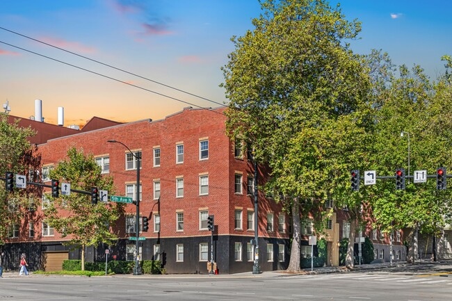 Building Photo - Huge Units, Washer & Dryer, Parking, Priva...