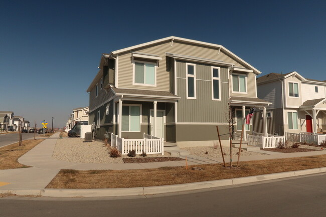 Building Photo - 182 E Arcade Dr