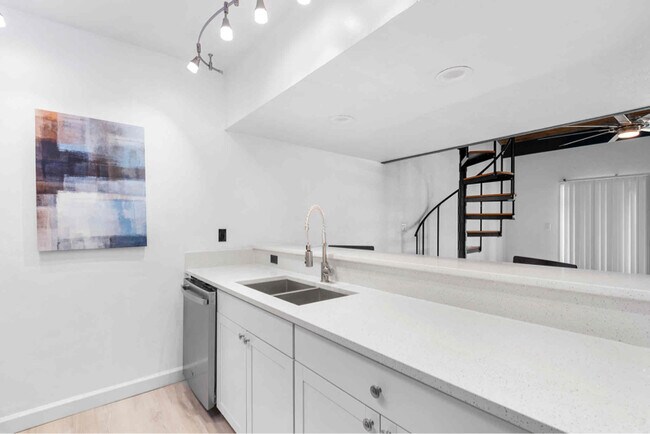 Building Photo - 307 Birch Way