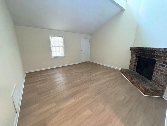 Foto del edificio - AVAILABLE ON MAY 7TH!