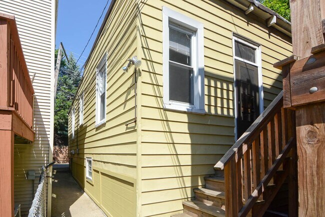 Foto del edificio - 2622 N Marshfield Ave