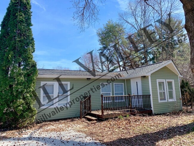 Building Photo - Four Bedroom, Two Bathroom Home