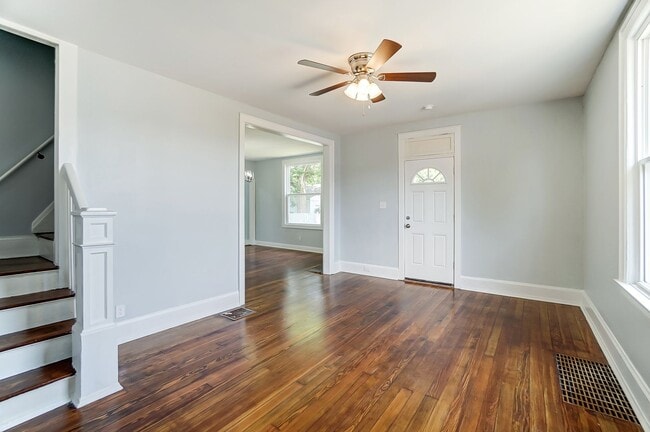 Building Photo - Spacious 3 Bedroom in Hamilton!
