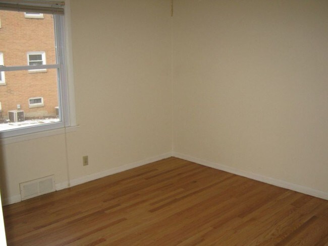 Building Photo - 1319 E Randolph Ct