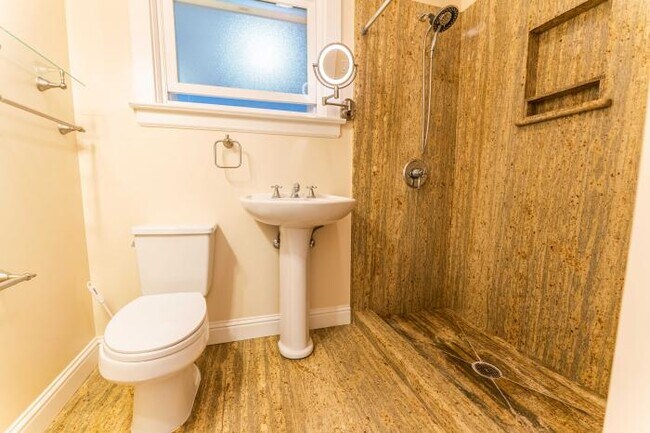 Building Photo - 2 bedroom in San Francisco CA 94123