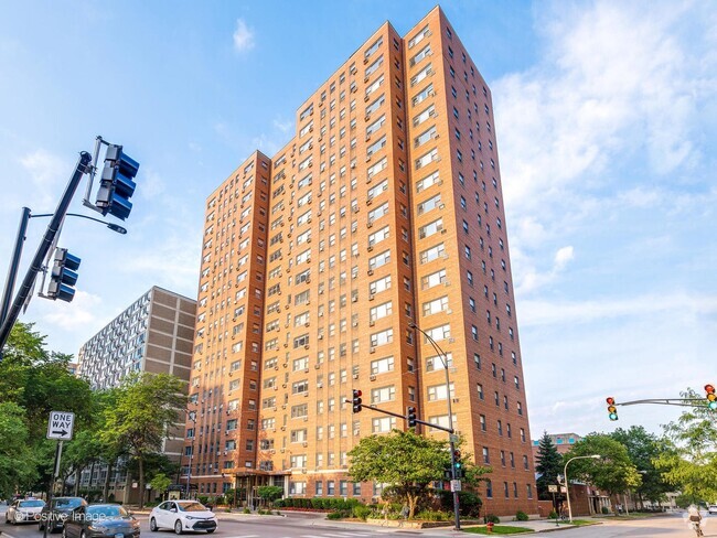 Building Photo - 2909 N Sheridan Rd