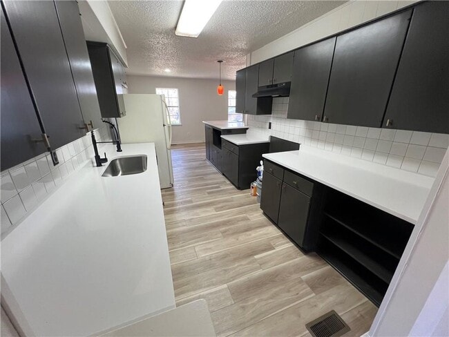 Building Photo - 2 Lancaster Dr