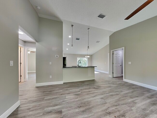 Foto del edificio - 7169 N Regent Terrace