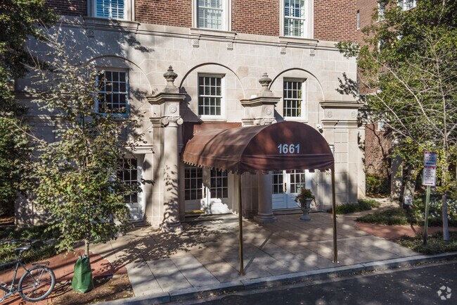 Building Photo - 1661 Crescent Pl NW