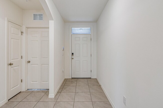 Foto del edificio - 2214 Capital Dr