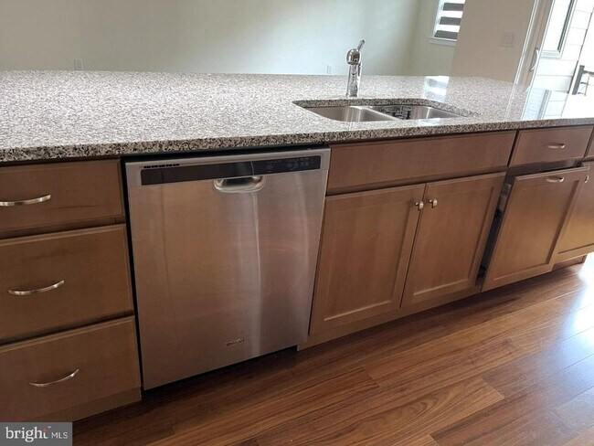 Foto del edificio - 916 Lakeview Ct