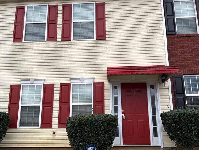 Building Photo - Recently reduced and ready to go!  Move in Specials also available so act fast! Spacious 2 Bed/2....