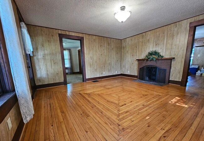 Building Photo - 217 W Elm St