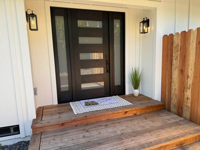 Foto del edificio - Beautifully Renovated, Pet Friendly Novato...