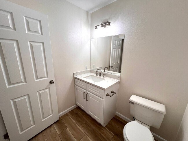 Foto del edificio - Beautifully remodeled home in desirable co...