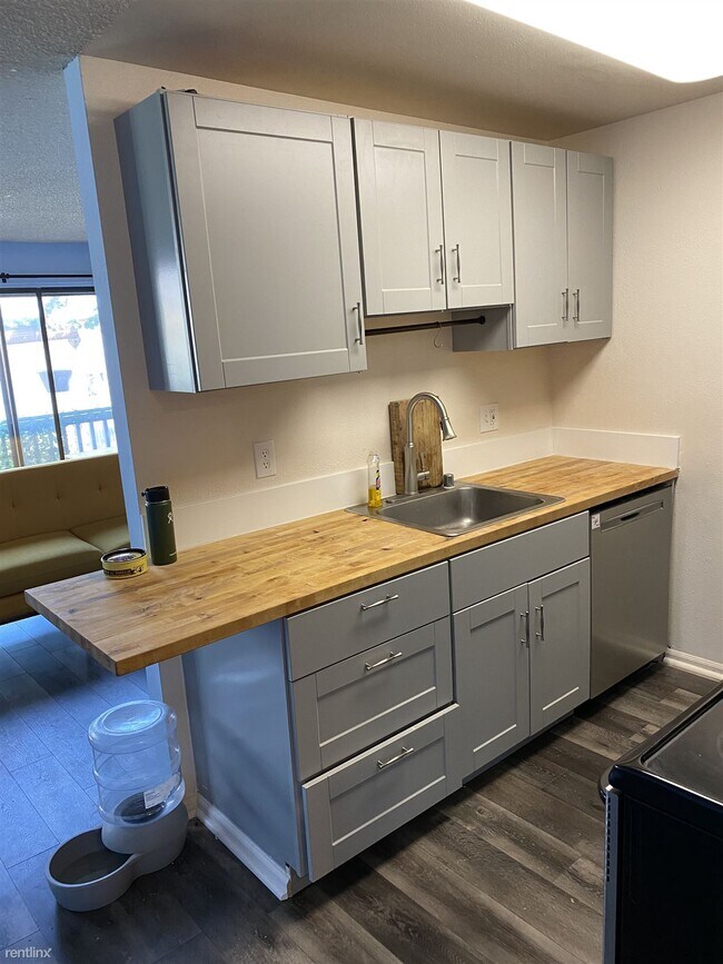 Building Photo - 1 br, 1 bath Condo - 318 South 174th Place g