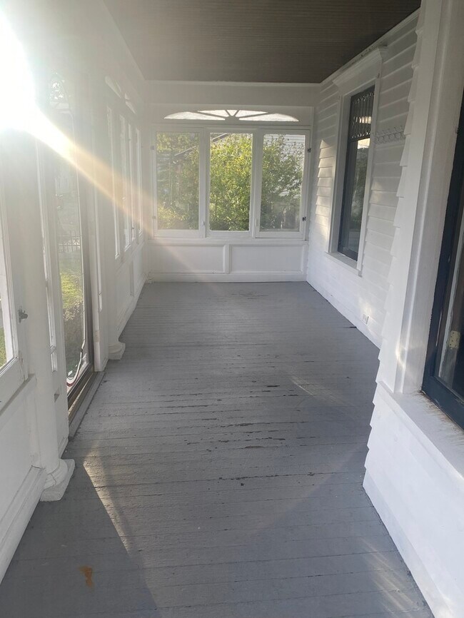 Building Photo - Gorgeous 3 bedroom 1 bath with 1 stall det...