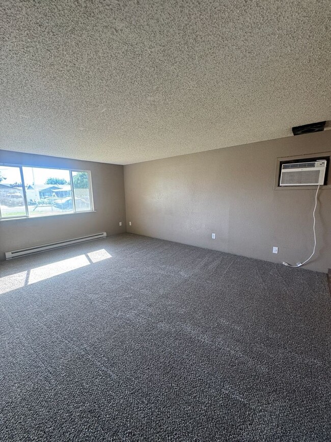 Foto del edificio - Non-Refundable & Security Deposit Total: $...