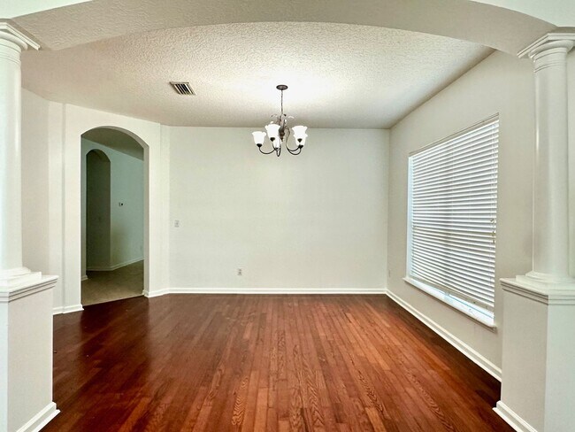 Building Photo - Beautiful 4/3, Amenities Galore! Located i...