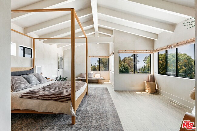 Foto del edificio - 29328 Heathercliff Rd